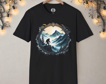 Camiseta unisex suave Bigfoot Adventure: Camiseta con estampado de vida salvaje para gimnasio y entrenamiento, ideal para entusiastas de las criaturas críptidas.
