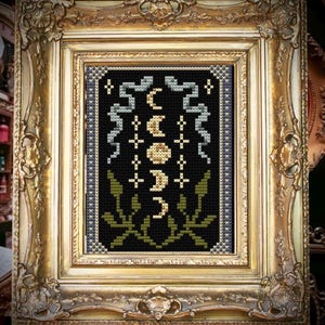 月の満ち欠けクロスステッチパターン – ゴシックタトゥースタイルPDFパターン – ダークハロウィンステッチデザイン