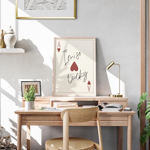 Póster de as de corazones con la frase "Soy muy afortunado": arte de pared minimalista con naipes, impresión tipográfica de amor y suerte, decoración estética de casino vintage