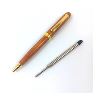 PENNA a SFERA LEGNO Ciliegio + 1pz Refill di Ricambio Scatola Regalo Laurea compleanno cresima