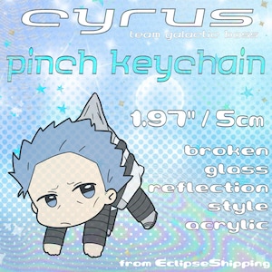 Puede incluir: Un llavero "Cyrus" azul y blanco. El llavero presenta un personaje de dibujos animados con cabello azul y un atuendo gris y blanco. También se ve el texto "pinch keychain" y "5cm".