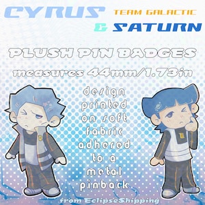 Puede incluir: Insignias de felpa con dos personajes de dibujos animados con pelo azul y atuendos. Las insignias miden 4,4 cm. El diseño está impreso en tela suave adherida a un pinback de metal. El texto incluye "CYRUS", "TEAM GALACTIC" y "SATURN".
