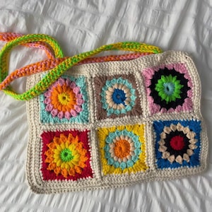 Bolso de ganchillo / Bolso de hombro extragrande de patchwork / Bolso de mercado floral retro de los años 70