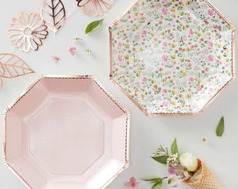 Piatti di carta con motivi floreali