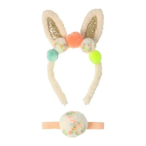 Könnte beinhalten: Ein weißer Hasen-Haarreifen mit flauschigen Ohren, goldenen Glitzer und bunten Bommeln. Ein passender weißer Bommel-Schwanz mit einem rosa Gummiband.