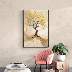 Könnte beinhalten: Ein gerahmtes abstraktes Gemälde eines goldenen Baumes mit Wurzeln vor einem beigefarbenen Hintergrund. Das Gemälde hängt an einer Wand in einem Raum mit einem rosa Stuhl, einem geflochtenen Ottoman und einer Topfpflanze.
