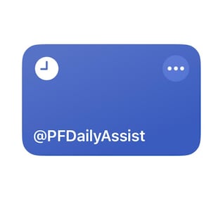 Puede incluir: Un gráfico rectangular azul con esquinas redondeadas, con un icono de reloj blanco, tres puntos y el texto "@PFDailyAssist". El fondo es blanco liso.