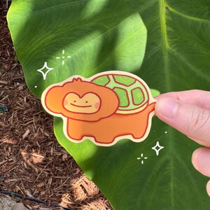 Monkturtle Aufkleber - Süßer Affe Schildkröte Matter Vinyl Aufkleber - Kawaii Affe Aufkleber - Niedlicher Wetterfester Aufkleber