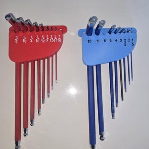 Puede incluir: Dos juegos de llaves Allen, uno rojo y otro azul, con los tamaños marcados en los soportes. El juego rojo incluye los tamaños 3/8, 5/16, 1/4, 3/32, 5/32, 1/8, 3/16, 1/16. El juego azul incluye los tamaños 10, 8, 6, 5, 4, 3, 2, 2.5, 1.5, 1.
