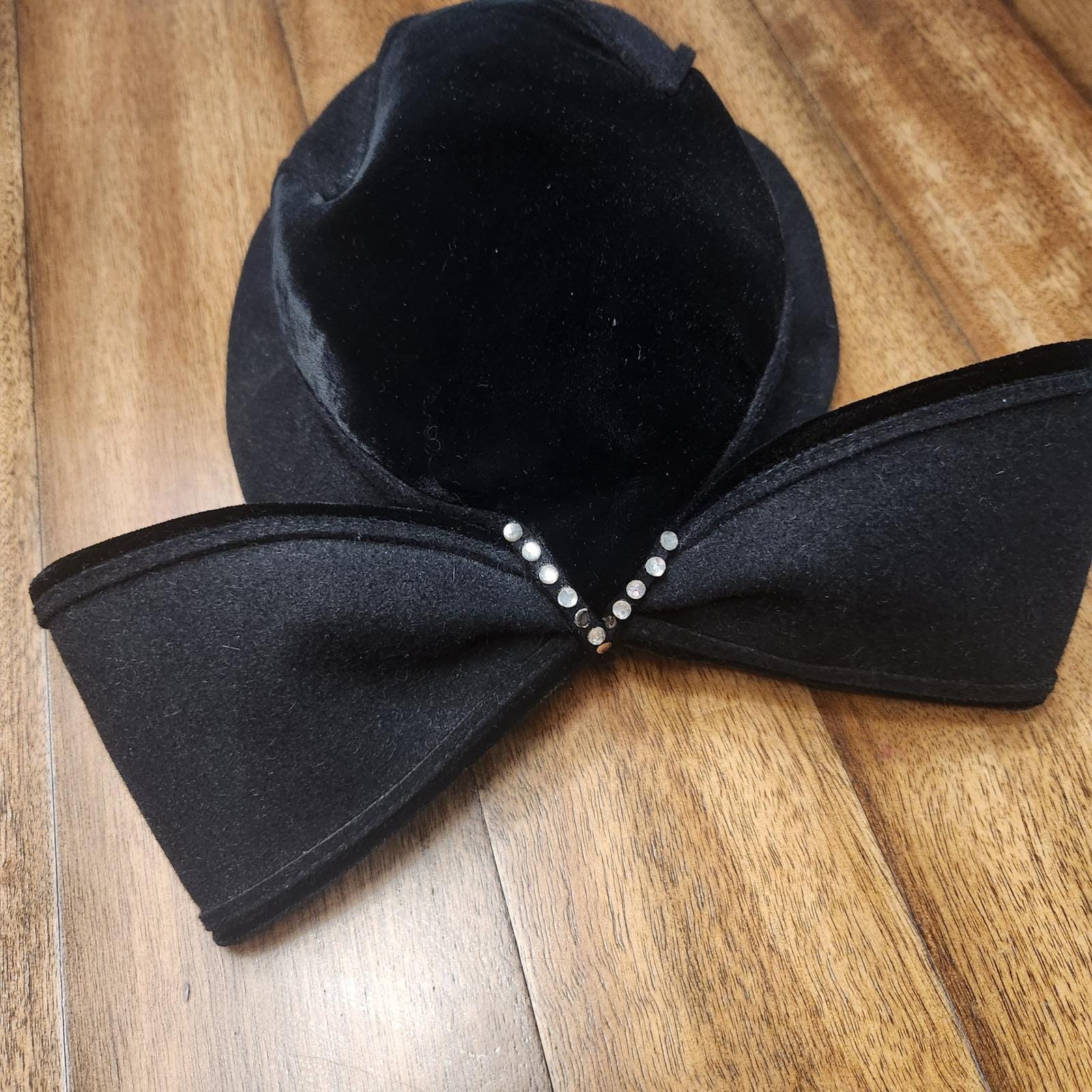 Anita Porritt Black Velvet Bow Hat Stunning Rhinestone  display picture 3