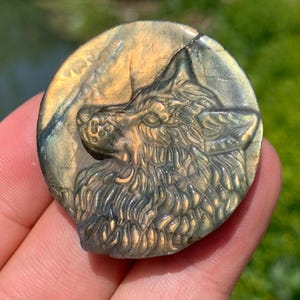 1.4''+ Natural Labradorite quartz,quartz crystal,Crystal Wolf,Wolf Skull,Hand Carved Crystal Gifts 1pc