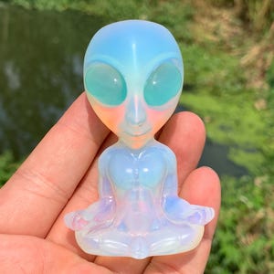 3.1&#39;&#39;+ Opalite quartz,quartz crystal,Crystal Alien,Alien Skull,Hand Carved Crystal Gifts 1pc