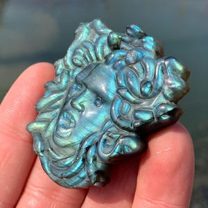 1.9&#39;&#39;+ Natural Labradorite quartz,quartz crystal,Crystal Medusa,Medusa Skull,Hand Carved Crystal Gifts 1pc