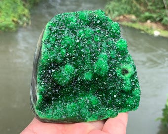 美しい緑色のジオード水晶クラスター、水晶、鉱物晶洞標本、水晶