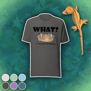 ¿Qué? No te estaba escuchando. Gecko Crestado - Camiseta a color con diseño dibujado a mano - Ropa novedosa para amantes de los reptiles
