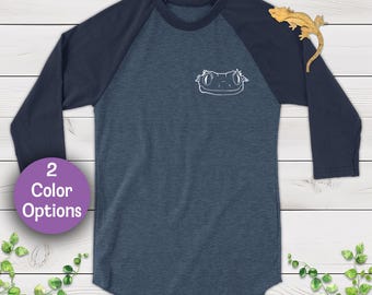 Cara de gecko crestado, dibujo lineal blanco, dibujo a mano, camiseta raglán unisex de manga 3/4, regalo para dueños de reptiles y amantes de los herpetos.