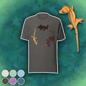 Camiseta con diseño dibujado a mano de tres geckos crestados - Ropa novedosa para amantes de los reptiles