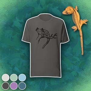 Camiseta con diseño de geco crestado en una rama - Dibujo lineal a mano - Ropa novedosa para amantes de los reptiles