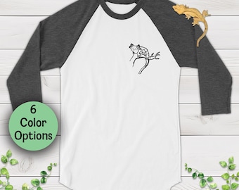 Gecko crestado en rama, dibujo lineal a mano, camiseta unisex de manga 3/4, regalo para dueños de reptiles y amantes de los herpetos.