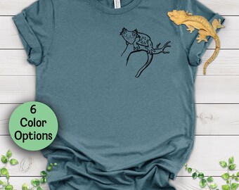 Camiseta con diseño de geco crestado en una rama - Dibujo lineal a mano - Ropa novedosa para amantes de los reptiles