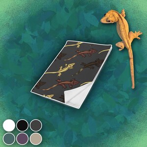 Crested Gecko Blanket – Soft Plush Throw with Handmade Seamless Gecko Pattern – 6 Color Options – Cozy Gift for Gecko Lovers