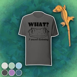 ¿Qué? No te estaba escuchando. Gecko Crestado - Camiseta con diseño dibujado a mano y contorno negro - Ropa novedosa para amantes de los reptiles
