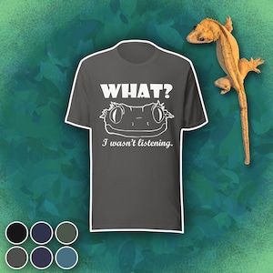 ¿Qué? No te estaba escuchando. Gecko Crestado - Camiseta con diseño dibujado a mano y contorno blanco - Ropa novedosa para amantes de los reptiles