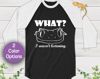 ¿Qué? No te estaba escuchando. Gecko crestado - Contorno blanco - Arte dibujado a mano, camiseta raglán unisex de manga 3/4, regalo para dueños de reptiles y amantes de los herpetos.