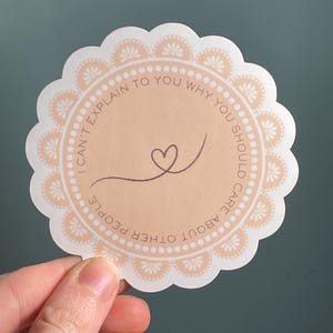 Vinylsticker "Ik kan je niet uitleggen waarom je om andere mensen zou moeten geven" Peaceful Protest, Pro Empathy Anti Trump-sticker