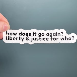 Adesivo de vinil "como vai de novo? liberdade e justiça para quem?" Adesivo de citação sarcástica, Juramento de fidelidade Adesivo de sarcasmo