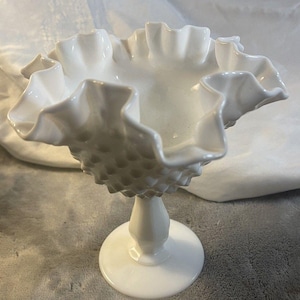 Compota/dulce de vidrio opalino blanco Fenton VTG con base y relieve ondulado de 6 pulgadas.