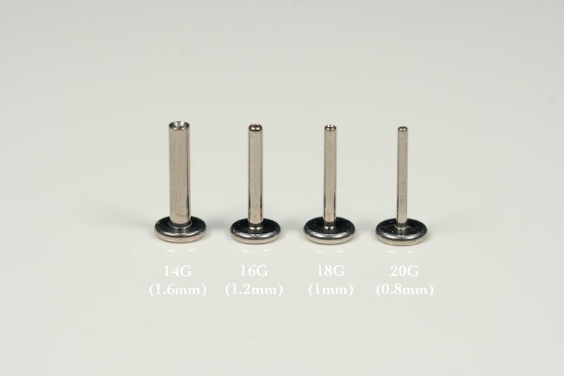 Pu&ograve; includere: Quattro pezzi di gioielleria per il corpo in argento, ognuno con una dimensione di calibro diversa: 14G (1,6 mm), 16G (1,2 mm), 18G (1 mm) e 20G (0,8 mm).