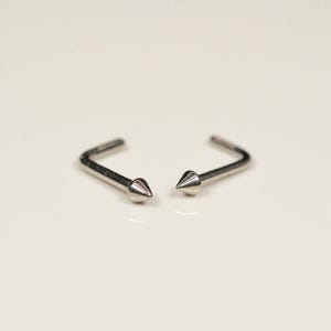 20G、18G シルバー スパイク ノーズ スタッド ノーズ リング スモール L ベンド L シェイプ バック スパイキー トップ インプラント グレード チタン ノーズ ジュエリー E28