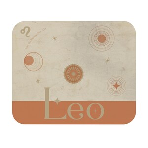 Alfombrilla de ratón para astrología Leo: diseño de carta astral celestial, color crema y naranja quemado.
