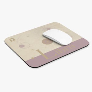Alfombrilla de ratón para astrología Libra: diseño de carta astral celestial, color crema y rosa empolvado.