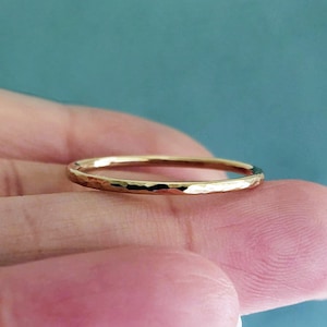 Dünner 10k Gold Stapelring in glatter, gehämmerter oder matter Oberfläche. 1,2 mm Schlichte Ringschiene.