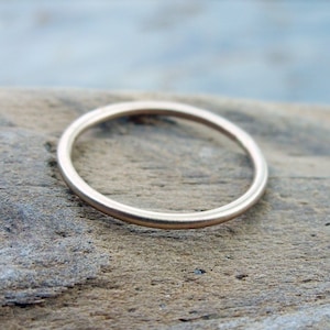 10k Gold Ehering: Schlichter dünner Gelbgoldring, Finish nach Wahl
