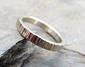 Aliança de casamento em ouro branco 14k com textura de madeira: anel rústico de casca de árvore