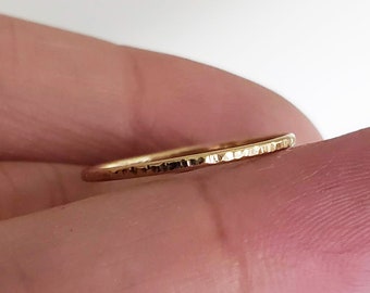 Quick Ship Solid 14k Gold Bark Textur Stapelring. 1mm dünner gehämmerter Ehering in poliertem oder mattem Gelb, Weiß oder Rosegold.