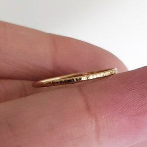 Bagues superposables en écorce d&#39;or 14 carats : alliance fine martelée