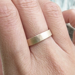 Gehämmerter Ehering aus 585er Gold: schlichter Ring für schmale Hände