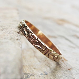 Solid 14k Yellow Gold Chevron Leaf and Posy Detail Wedding Band or Stacking Ring. Floral Patterned Gold Band.