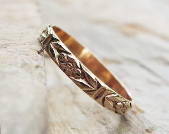 Solid 14k Yellow Gold Chevron Leaf and Posy Detail Wedding Band or Stacking Ring. Floral Patterned Gold Band.