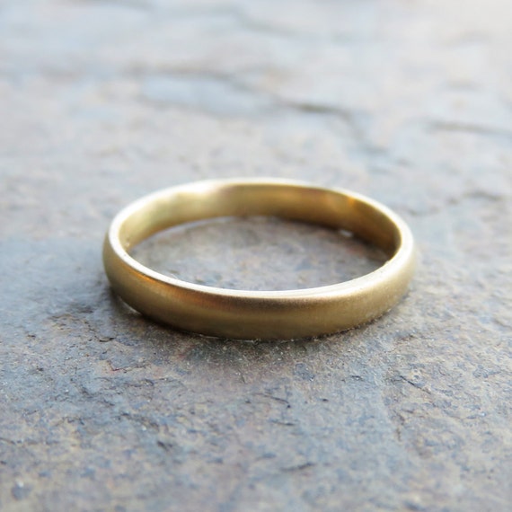 Wedding ring with a slightly domed surface of 3.00 mm in red gold