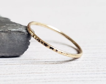 1 mm massieve 14k gouden schorsstructuur stapelring: trouwring dun ingekerfd takje