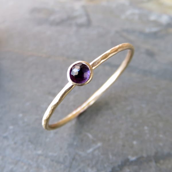 Anillo de oro de 14 k con piedra de nacimiento: anillo apilable martillado