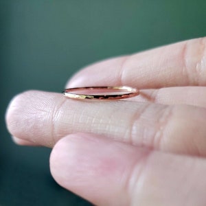 Kleine 1 mm massief 10k roségouden stapelring: gehamerde, hoogglans, matte of getande schorsafwerking