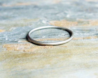 Dünner 1 mm massiver 14k Weißgold-Stapelring