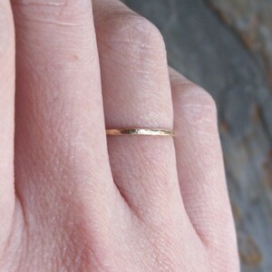 Pu&ograve; includere: Un anello sottile in oro con una texture martellata.