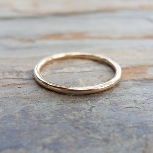 Simple Thin Gold Wedding Band in Choice of Finish - Smooth, Hammered, or Brushed / Matte - Solid 14k Yellow Gold
